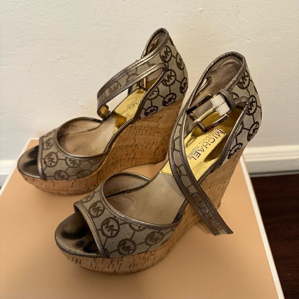Michael Kors platform iconic lightweight gold cork wedge sandal size 7 - Picture 2 of 10
